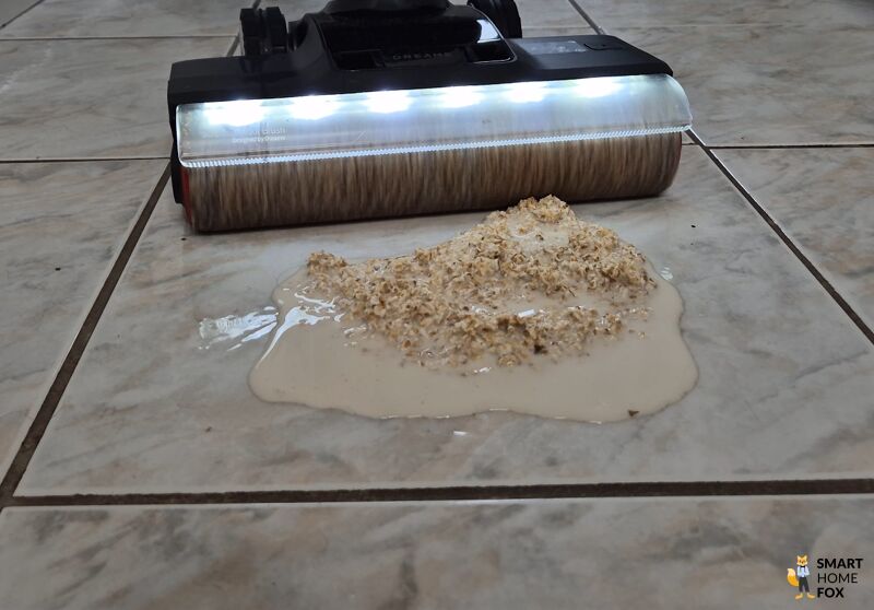 Dreame H14 Pro wischt Haferflocken und Milch von den Fliesen.